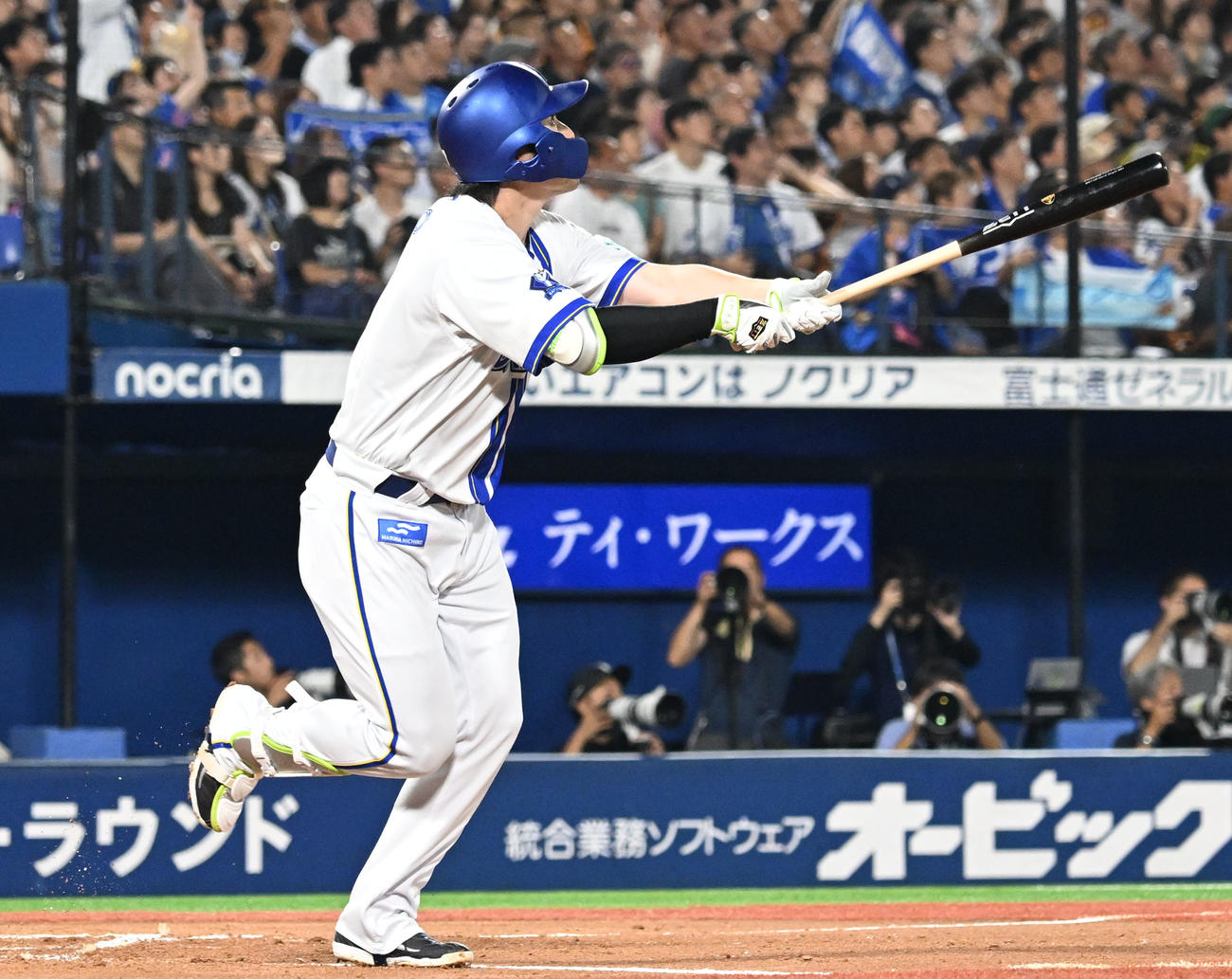 DeNA対巨人　1回裏DeNA1死満塁、佐野が勝ち越しの中犠飛を放つ（撮影・千葉一成）