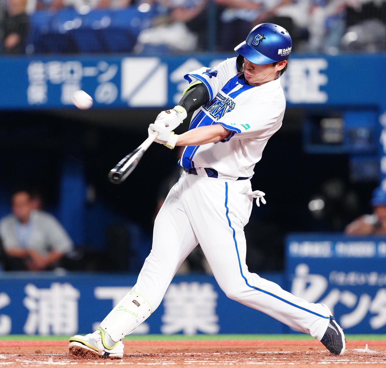 DeNA対巨人　1回裏DeNA1死満塁、中犠飛を放つ佐野（撮影・鈴木みどり）