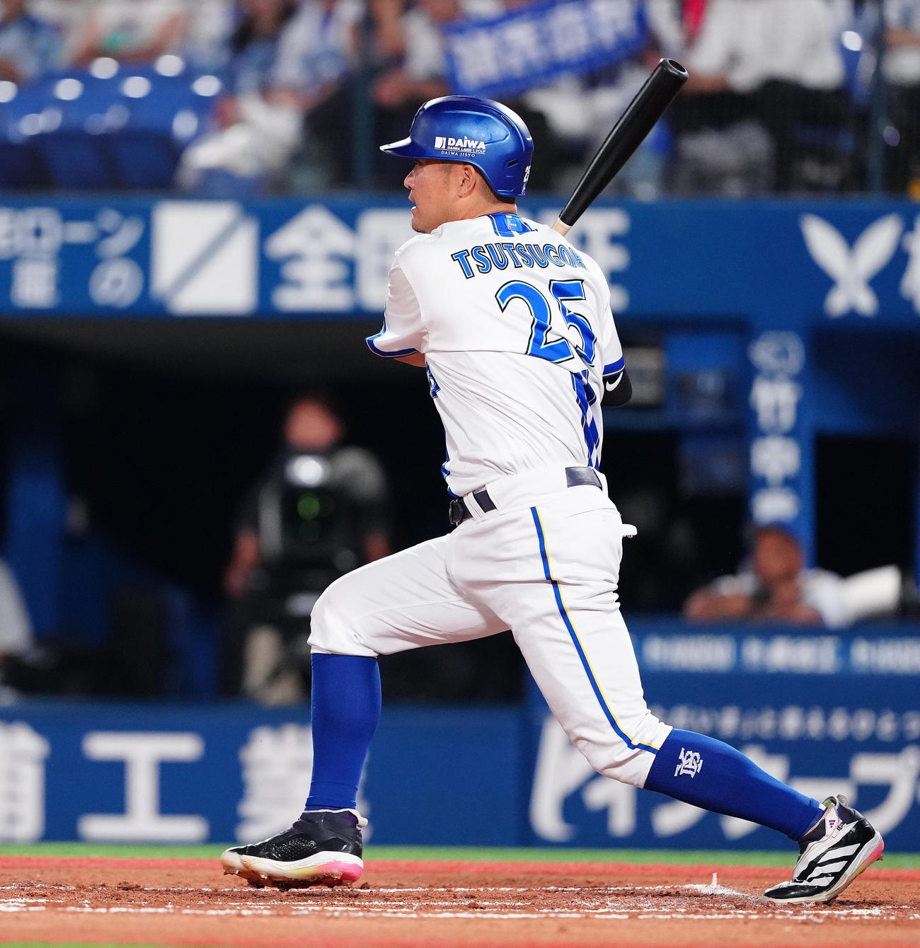 DeNA対巨人　1回裏DeNA無死一、二塁、右前打を放つ筒香（撮影・鈴木みどり）