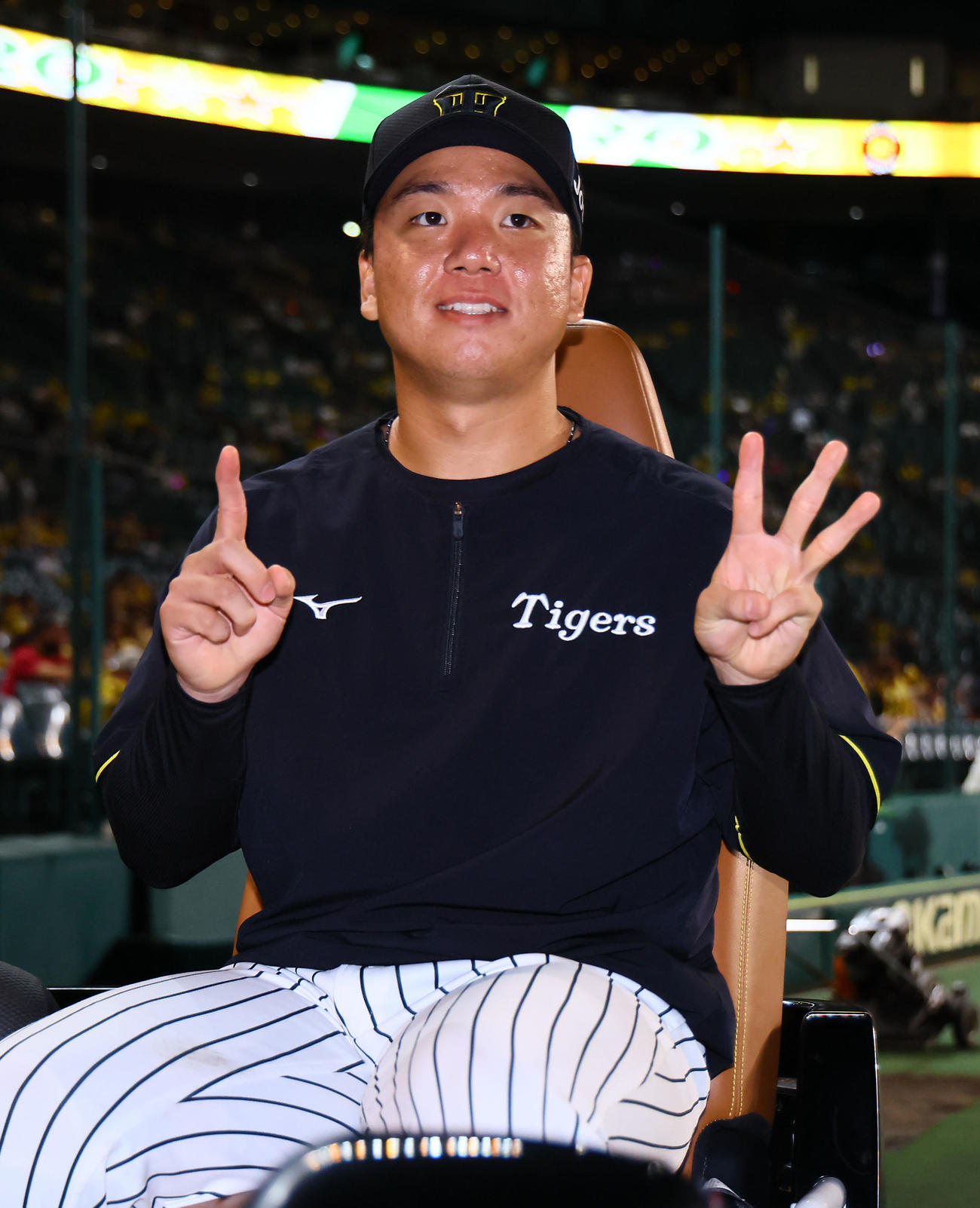 阪神対中日　13勝目を挙げポーズをとる阪神村上（撮影・藤尾明華）