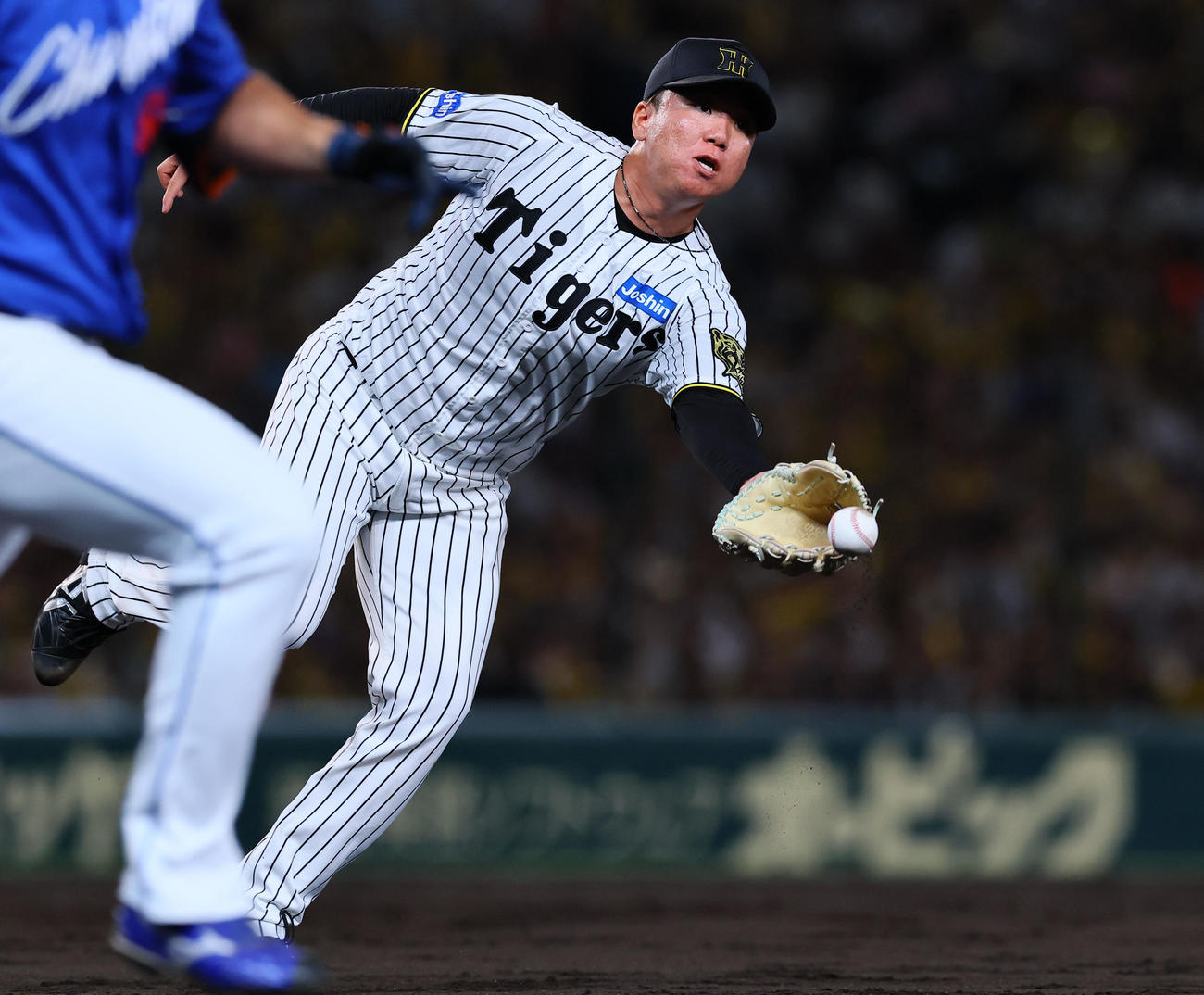 阪神対中日　5回表中日2死、代打鵜飼の投手強襲安打の打球を一塁へトスする村上（撮影・藤尾明華）