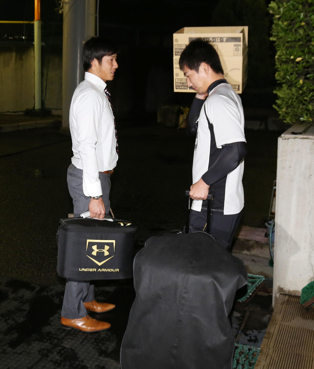 台湾のウインターリーグを終え帰国した横田（左）は岩崎と寮で対面し近況報告する＝2015年12月21日