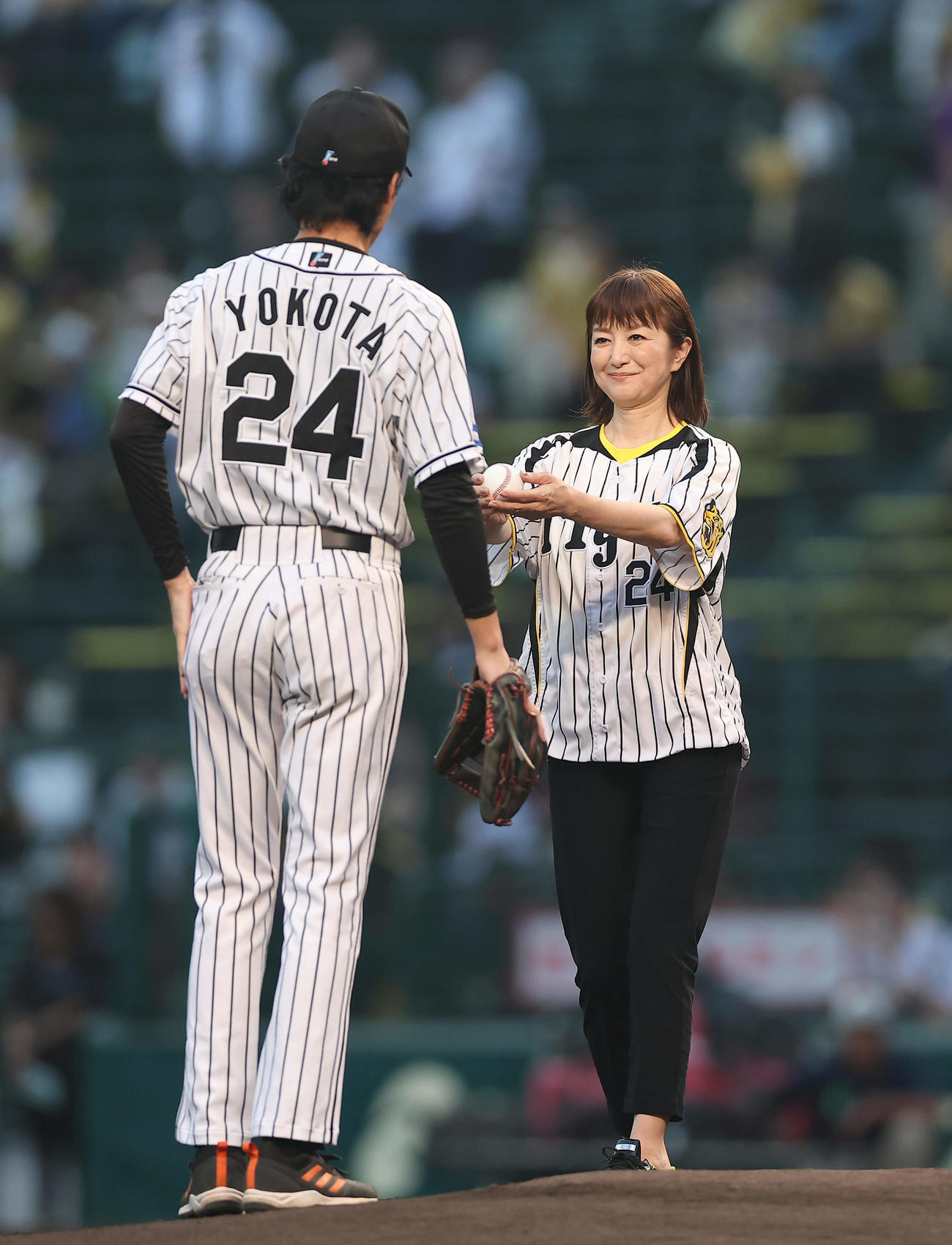 阪神対中日　ファーストピッチセレモニーに登場した松谷鷹也（左）と鈴木京香。映画「栄光のバックホーム」で横田慎太郎さん役、母まなみさん役を務めた（撮影・前田充）