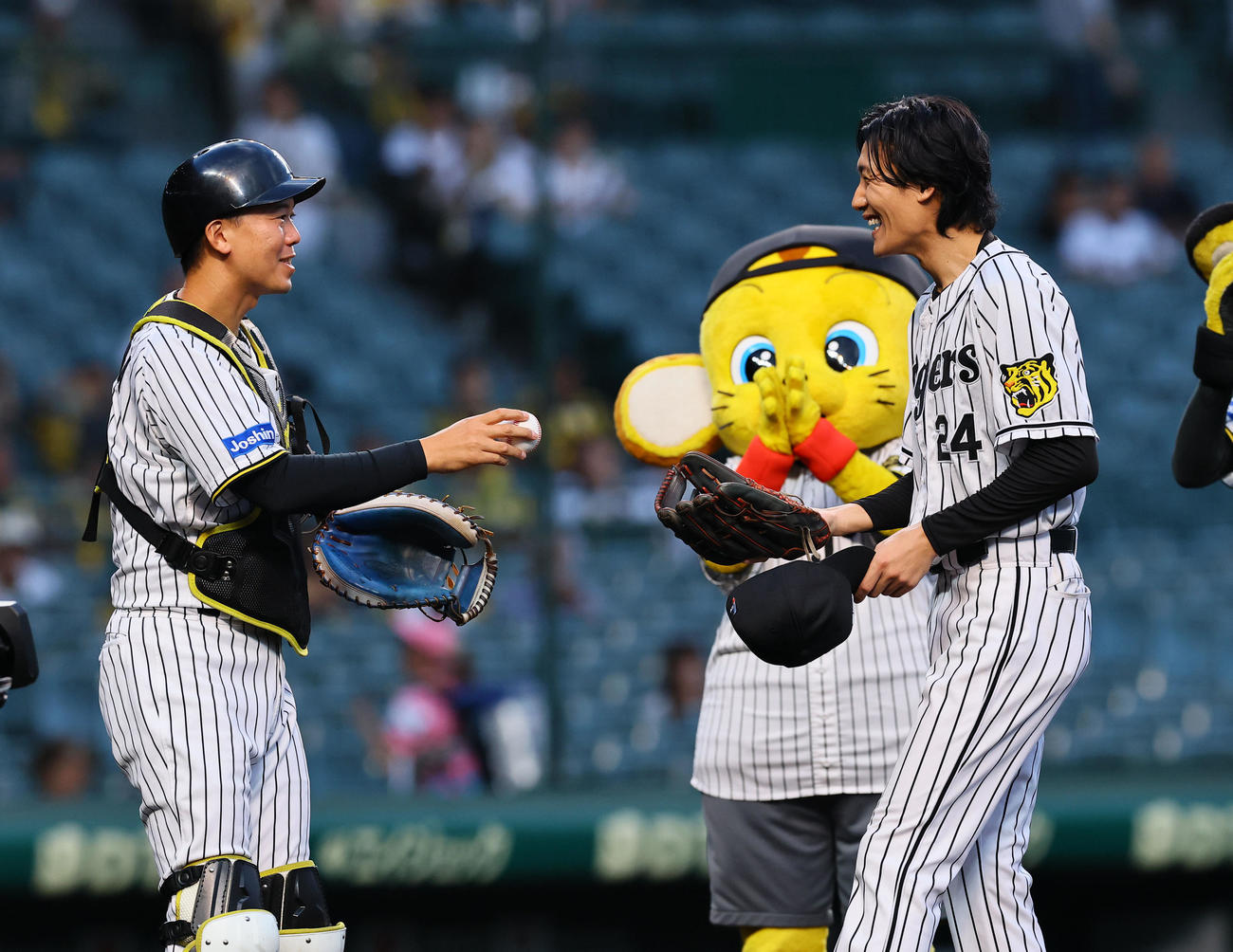 阪神対中日　ファーストピッチを終え、笑顔をみせる俳優の松谷鷹也（右）（撮影・藤尾明華）