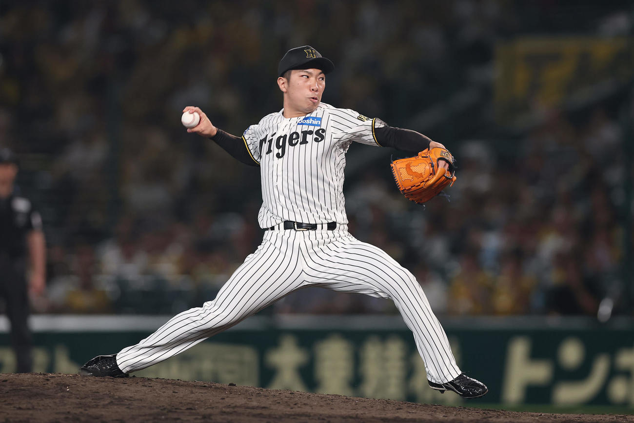阪神対中日　阪神5番手の石井（撮影・前田充）