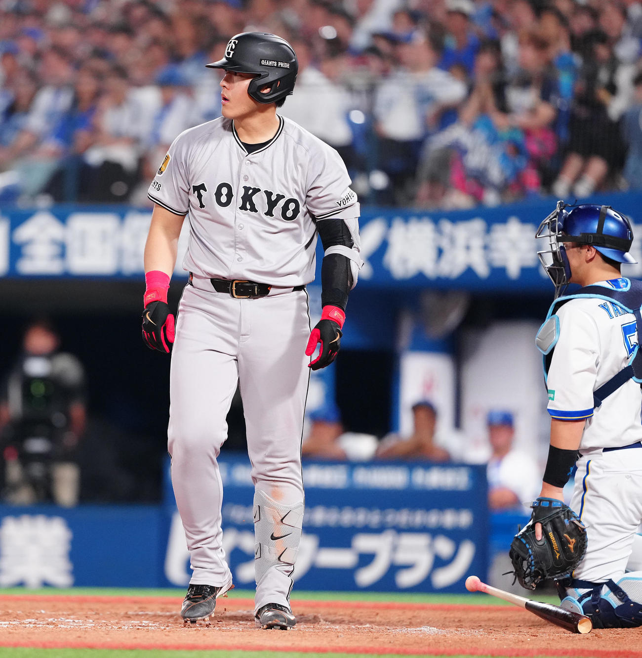 DeNA対巨人　9回表巨人無死一塁、死球を受け、マウンドの伊勢を見る岡本（撮影・鈴木みどり）