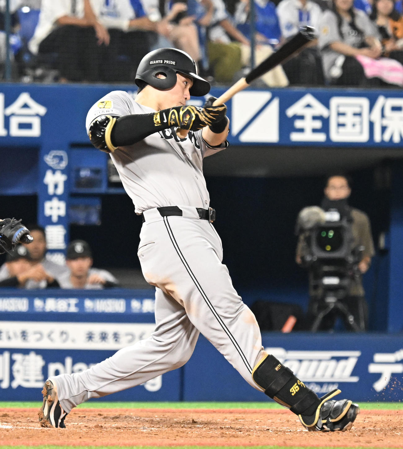 DeNA対巨人　5回表巨人無死三塁、泉口が左前に適時打を放つ（撮影・千葉一成）