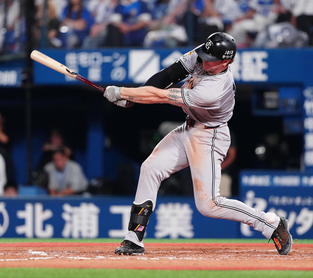 DeNA対巨人　8回表巨人2死二塁、空振り三振に倒れるキャベッジ（撮影・鈴木みどり）