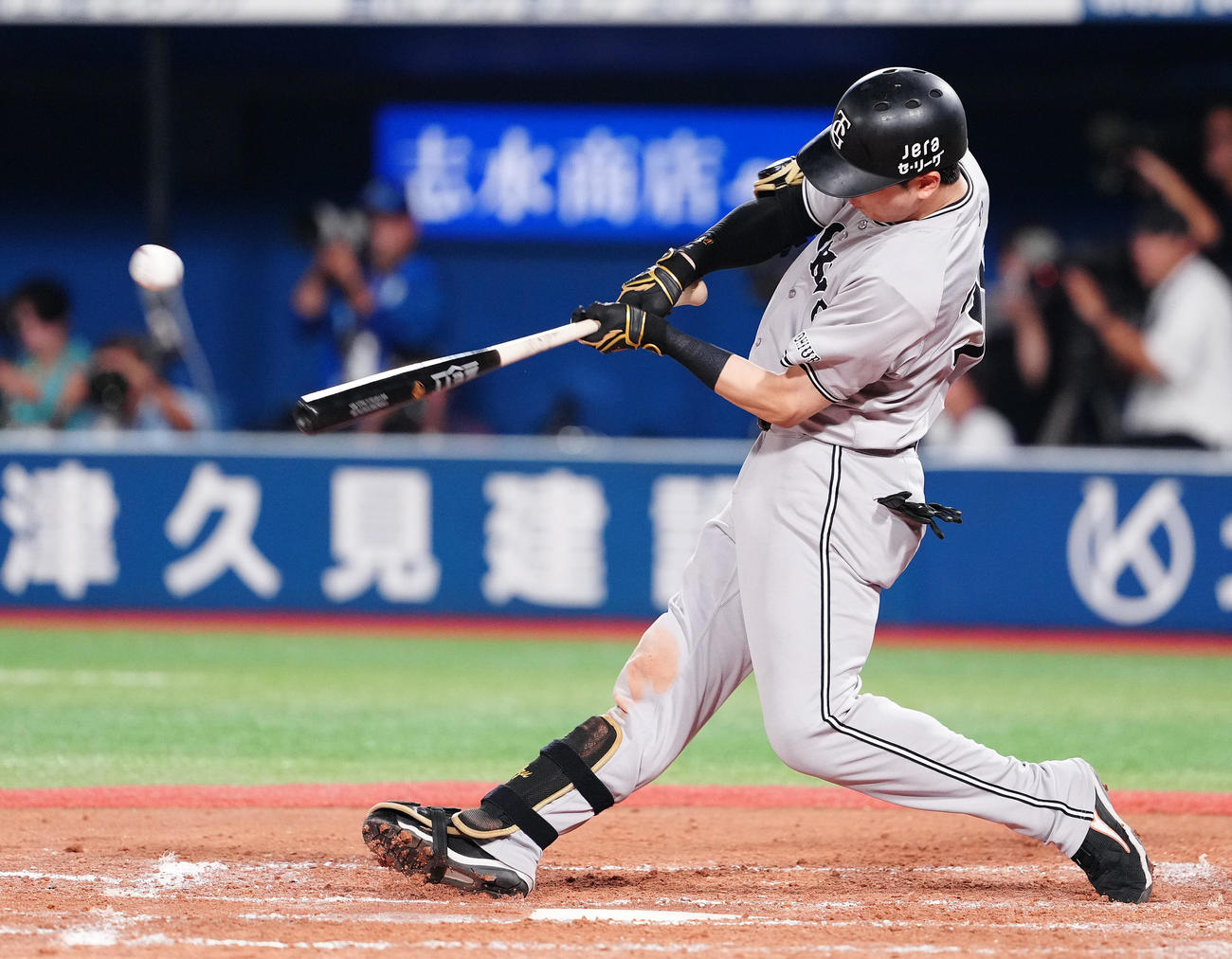 DeNA対巨人　9回表巨人無死、右前打を放つ泉口（撮影・鈴木みどり）