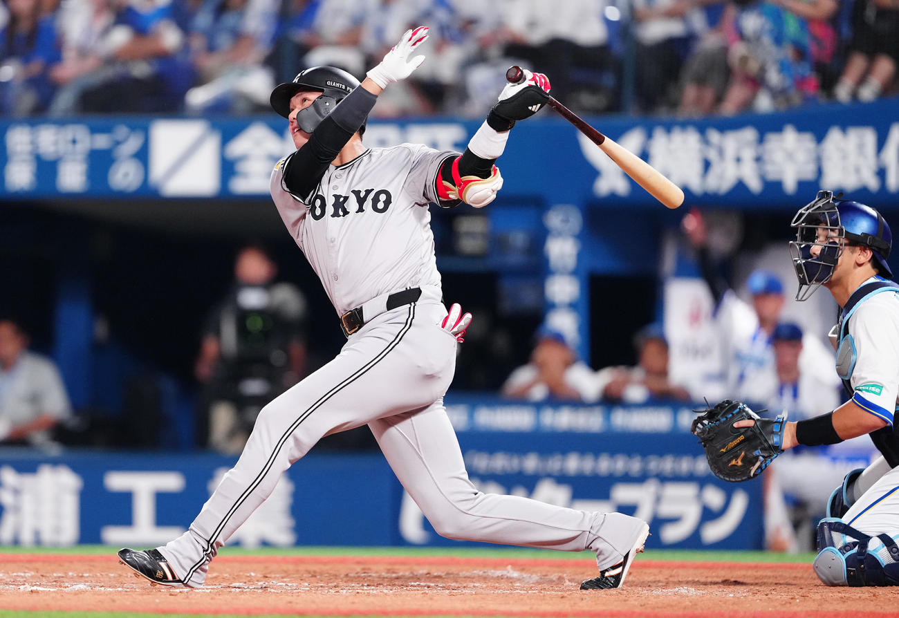 DeNA対巨人　9回表巨人1死一、二塁、左飛に倒れる代打坂本（撮影・鈴木みどり）