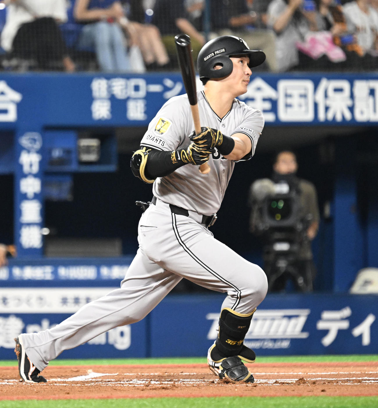 DeNA対巨人　1回表巨人2死、右翼フェンス直撃の三塁打を放つ泉口（撮影・千葉一成）