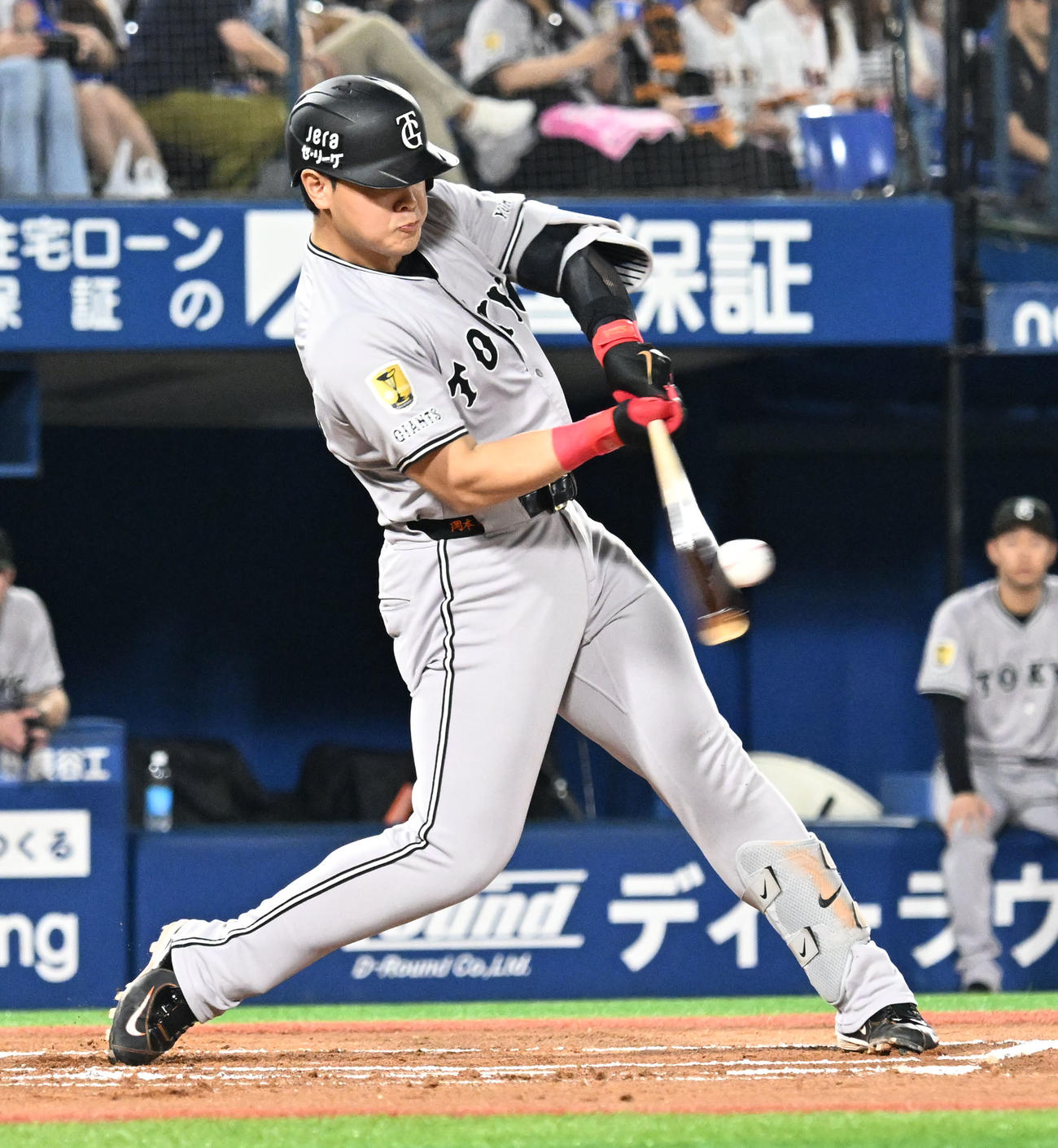DeNA対巨人　1回表巨人2死三塁、岡本が左翼に先制適時打を放つ（撮影・千葉一成）