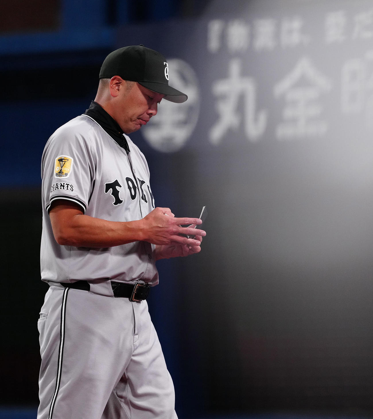 DeNA対巨人　4回裏の投手交代を告げ、ベンチへ戻る巨人阿部監督（撮影・鈴木みどり）