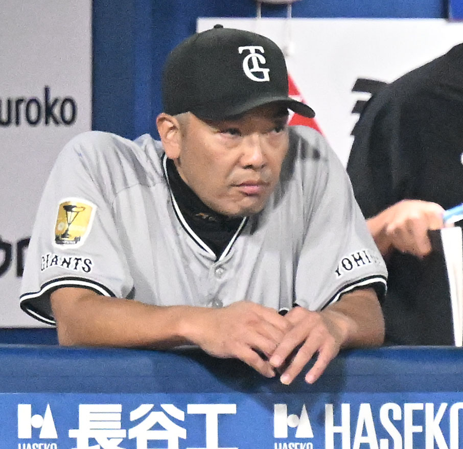 DeNA対巨人　8回、険しい表情で戦況を見つめる巨人阿部監督（撮影・千葉一成）