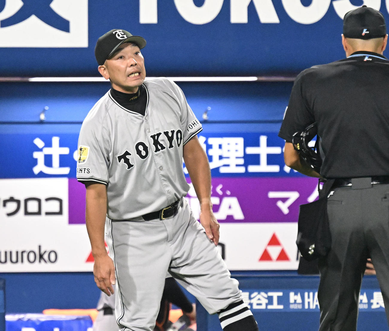 DeNA対巨人　4回の守備を前に球審に投手交代を告げる巨人阿部監督（撮影・千葉一成）
