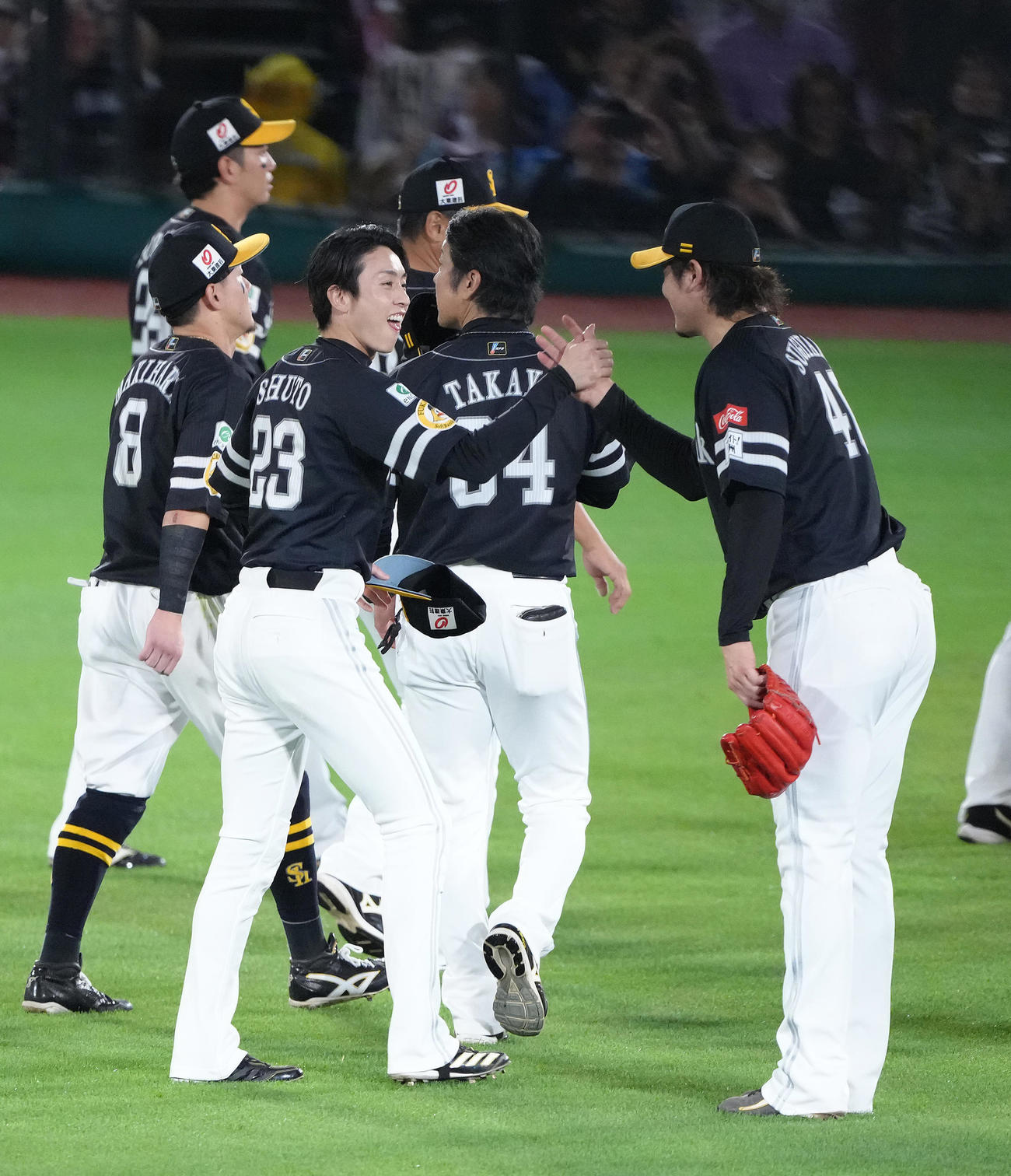 楽天対ソフトバンク　楽天に勝利しタッチを交わすソフトバンクの周東（左）と杉山（撮影・足立雅史）