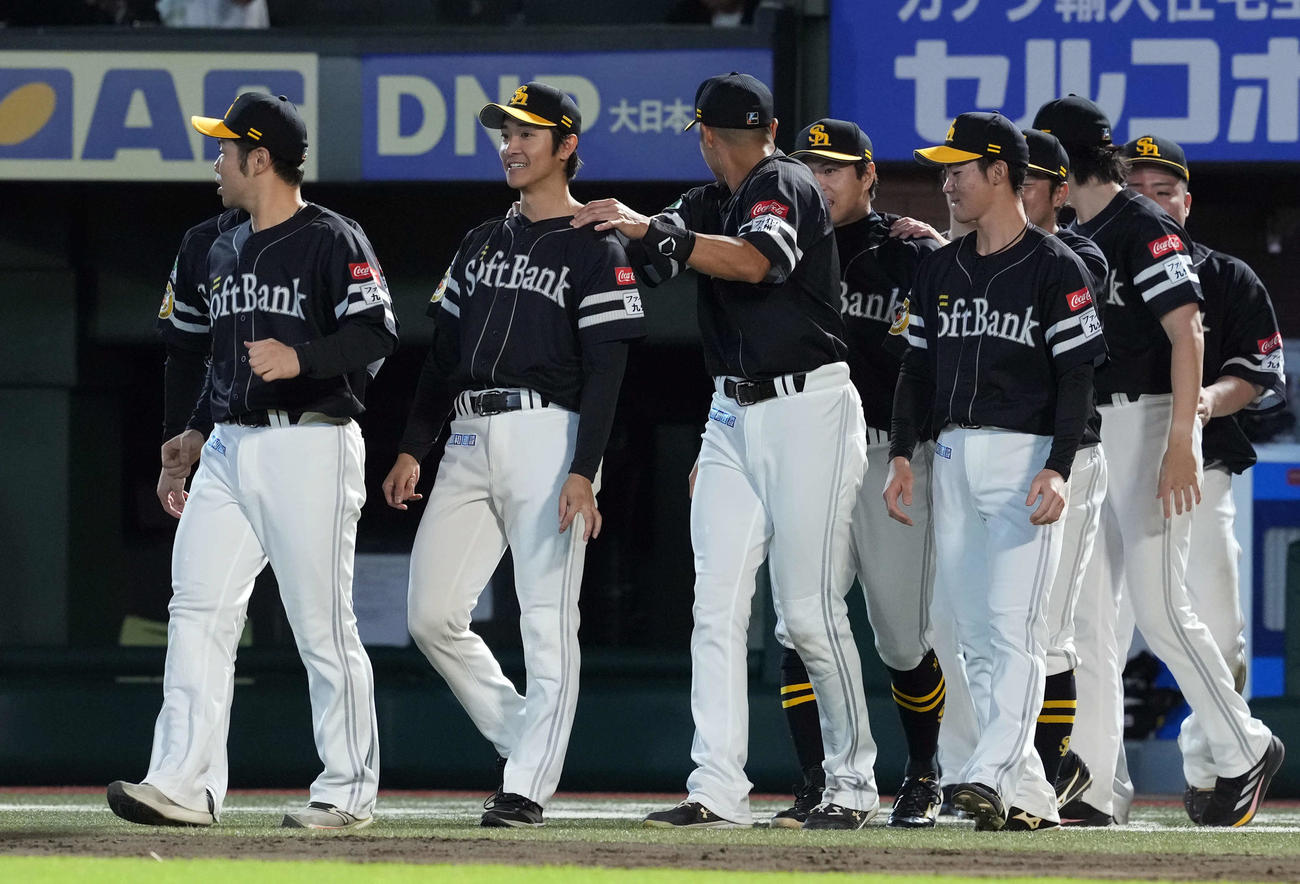 楽天対ソフトバンク　楽天に勝利し柳田に肩を揉まれる柳町達（左から2人目）（撮影・たえ見朱実）