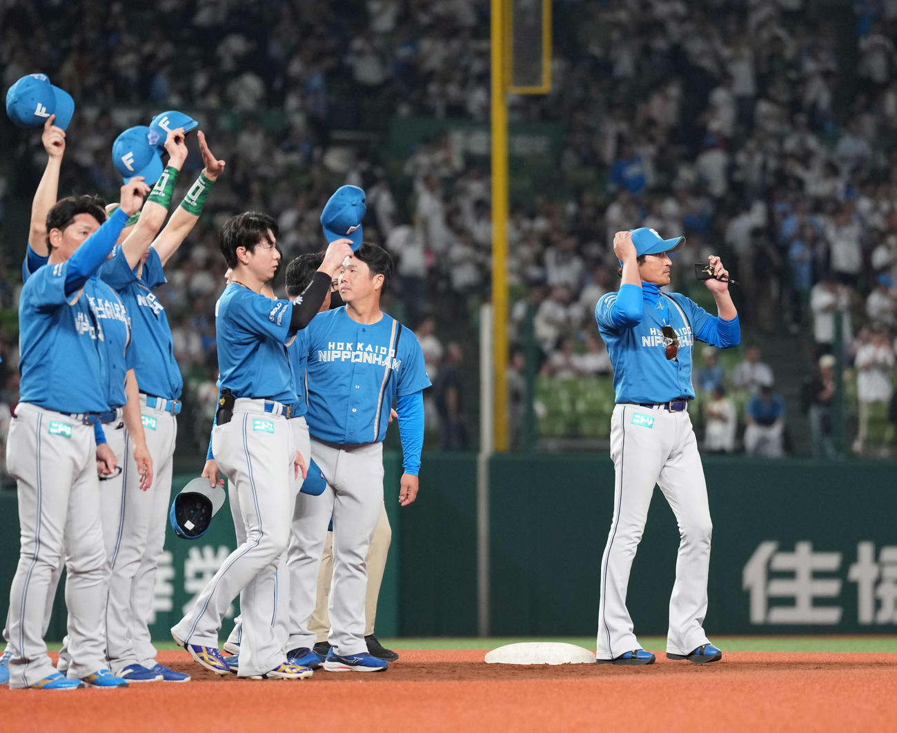 西武対日本ハム　スタンドの声援に応える日本ハム新庄監督（右端）（撮影・井上学）