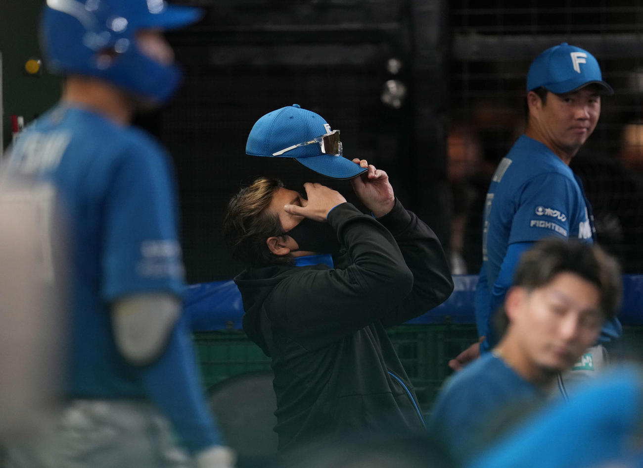 西武対日本ハム　3回、髪を整える日本ハム新庄監督（撮影・井上学）