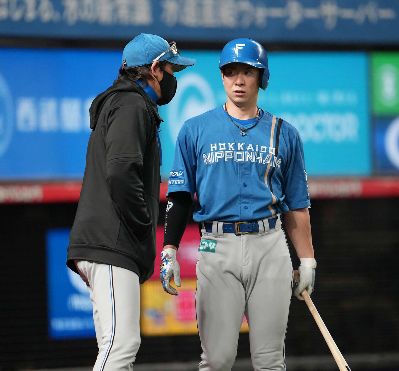 西武対日本ハム　7回、松本剛（右）と話す新庄監督（撮影・井上学）