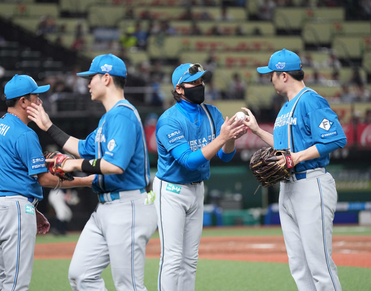 西武対日本ハム　田中（右）からウイニングボールを受け取る日本ハム新庄監督（同2人目）（撮影・井上学）
