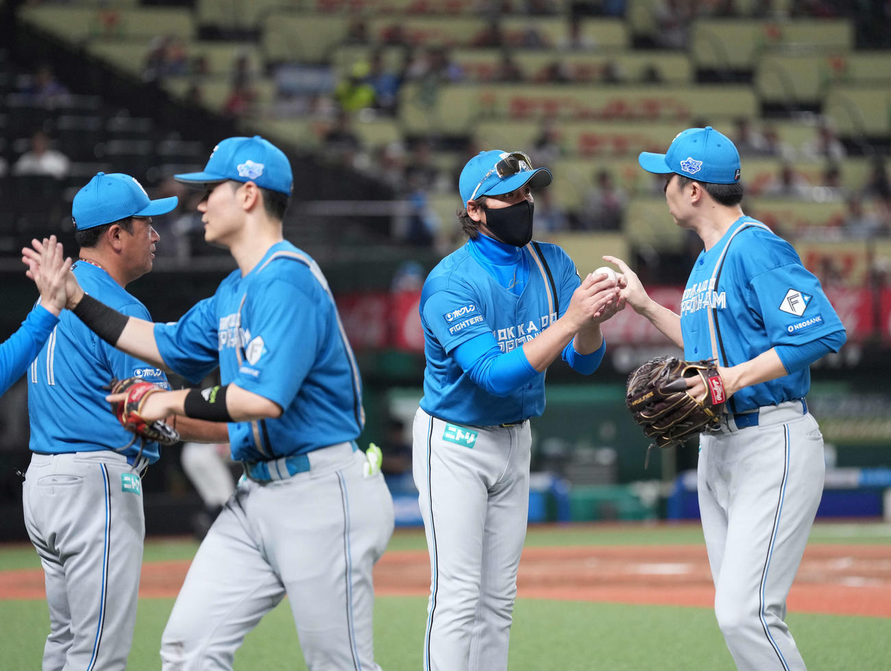 西武対日本ハム　田中（右）からウイニングボールを受け取る日本ハム新庄監督（同2人目）（撮影・井上学）