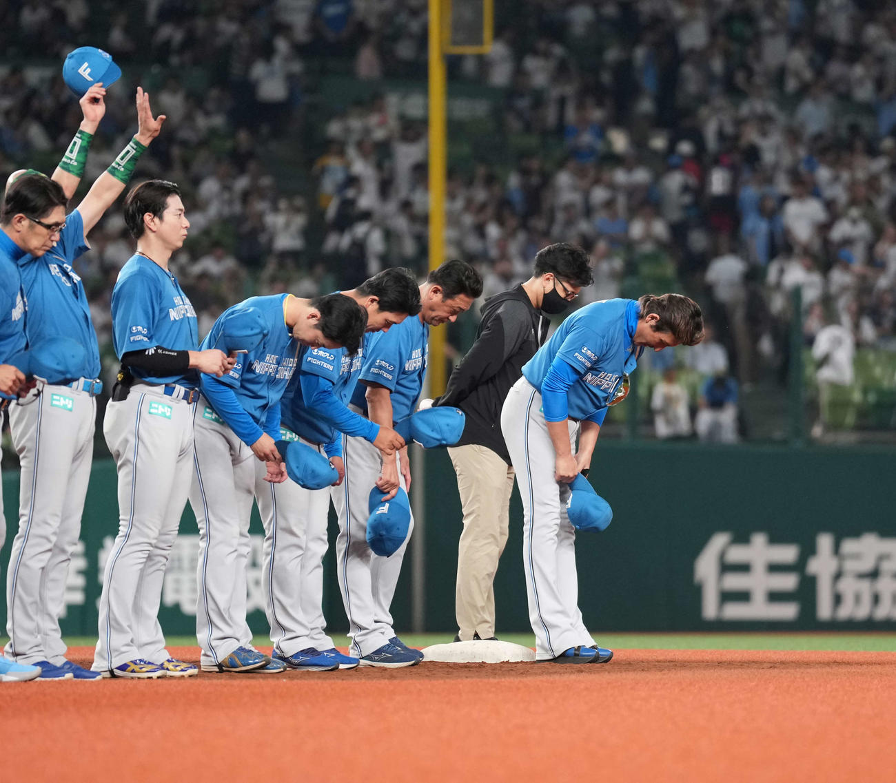 西武対日本ハム　スタンドの声援に応える日本ハム新庄監督（右端）（撮影・井上学）