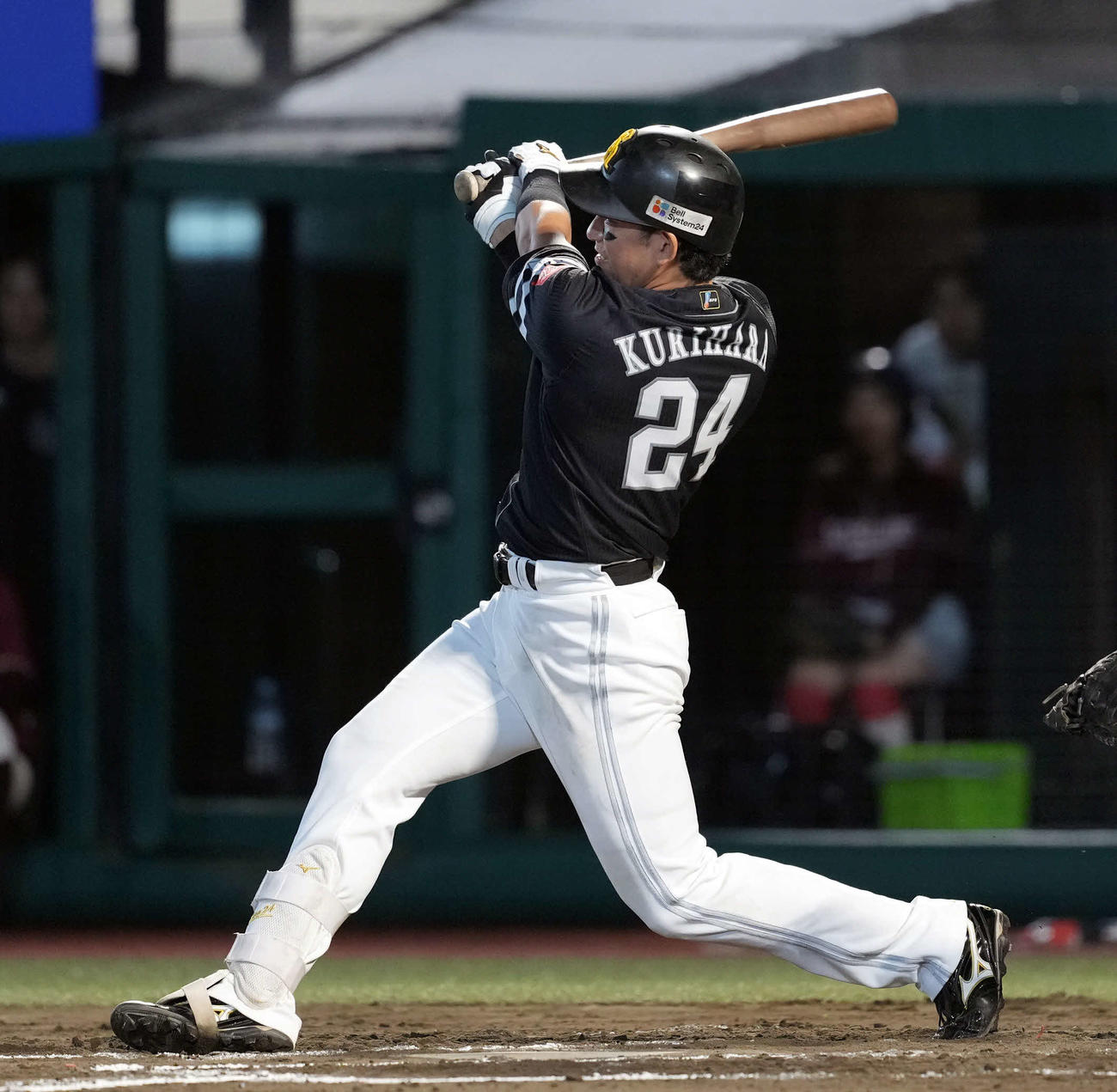 楽天対ソフトバンク　7回表ソフトバンク1死三塁、右翼線に適時二塁打を放つ栗原（撮影・たえ見朱実）