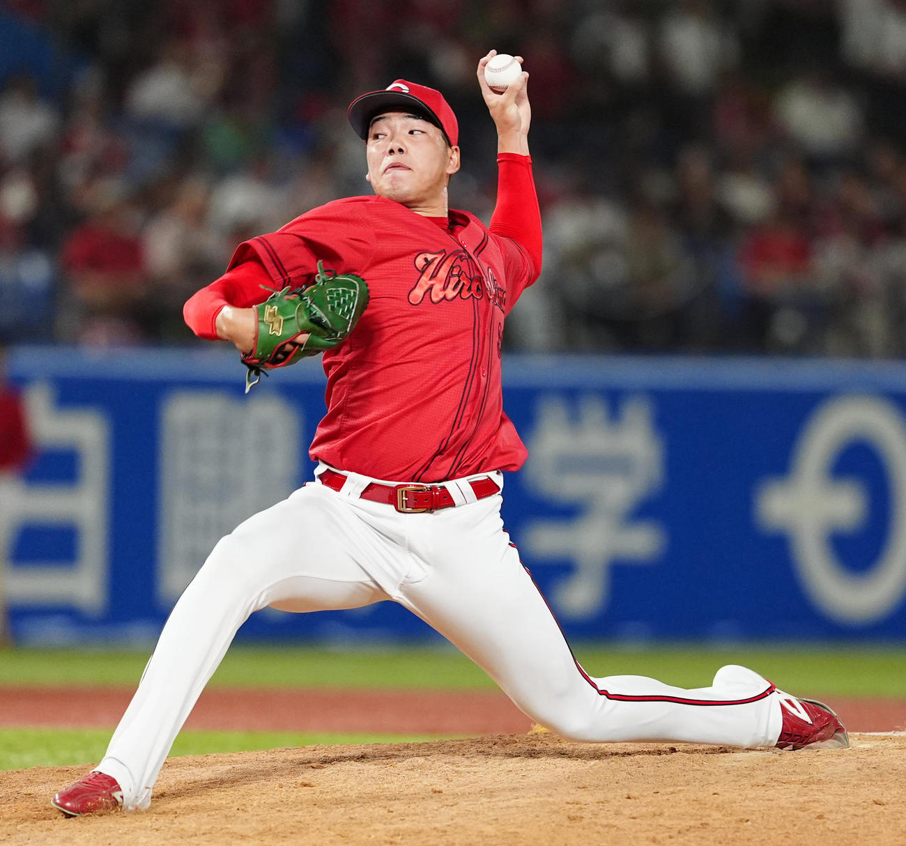 ヤクルト対広島　5回裏から登板する広島滝田（撮影・清水貴仁）