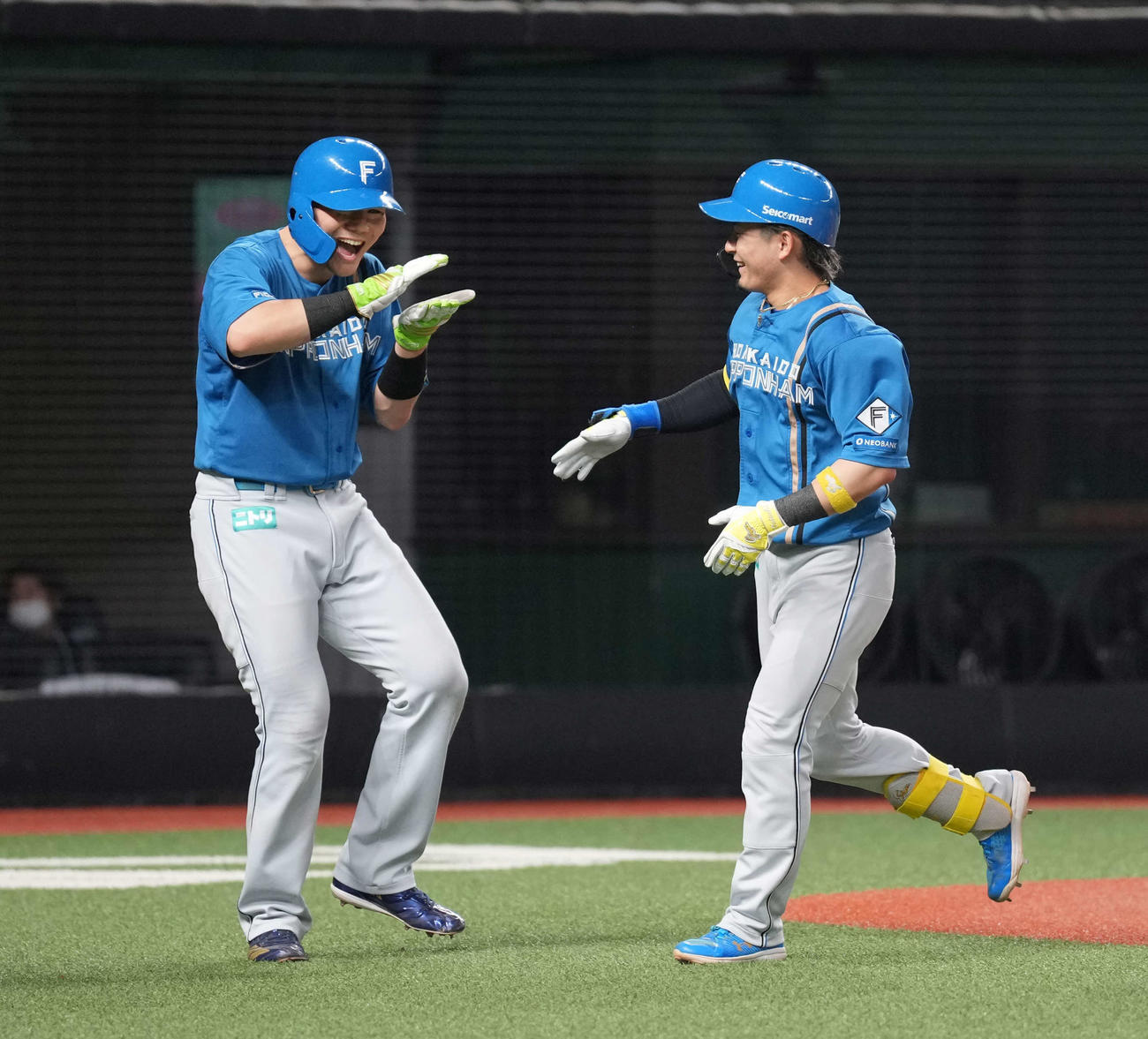 西武対日本ハム　5回表日本ハム1死二、三塁、3点本塁打を放ち生還した水野（右）。左は清宮幸（撮影・井上学）