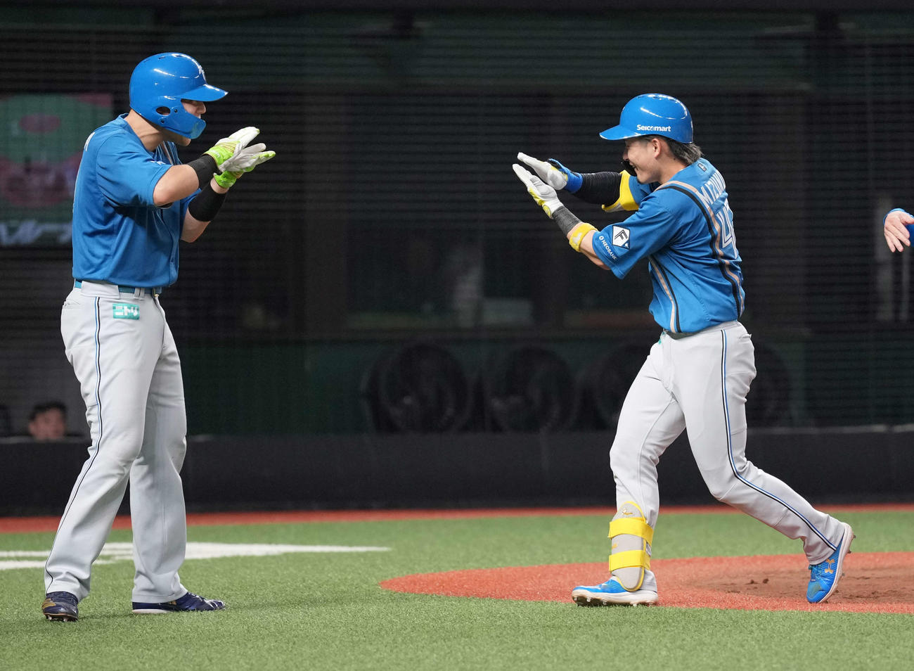 西武対日本ハム　5回表日本ハム1死二、三塁、3点本塁打を放ち生還した水野（右）。左は清宮幸（撮影・井上学）