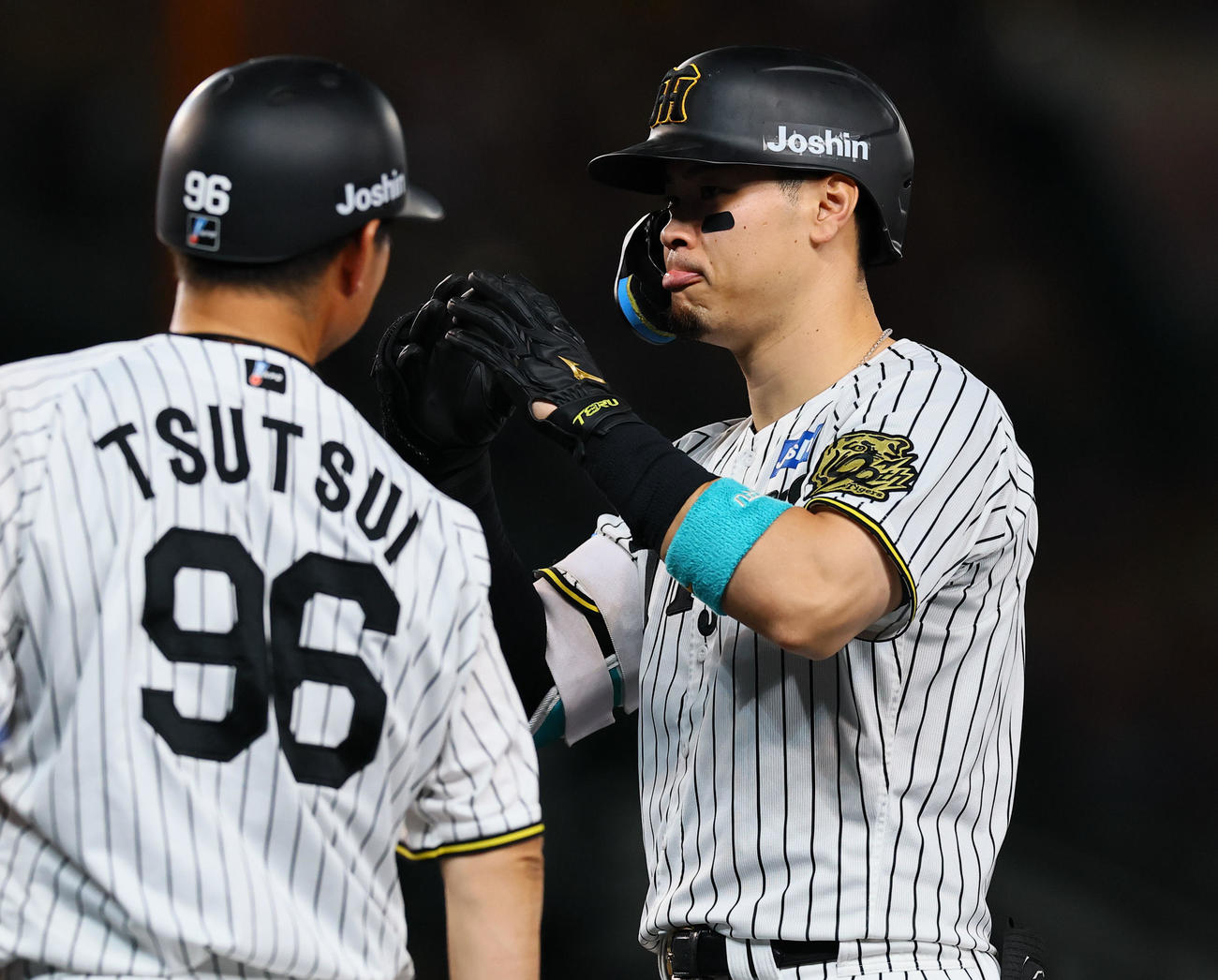 阪神対中日　5回裏阪神無死二塁、佐藤輝は右前適時打を放ちポーズをとる（撮影・藤尾明華）