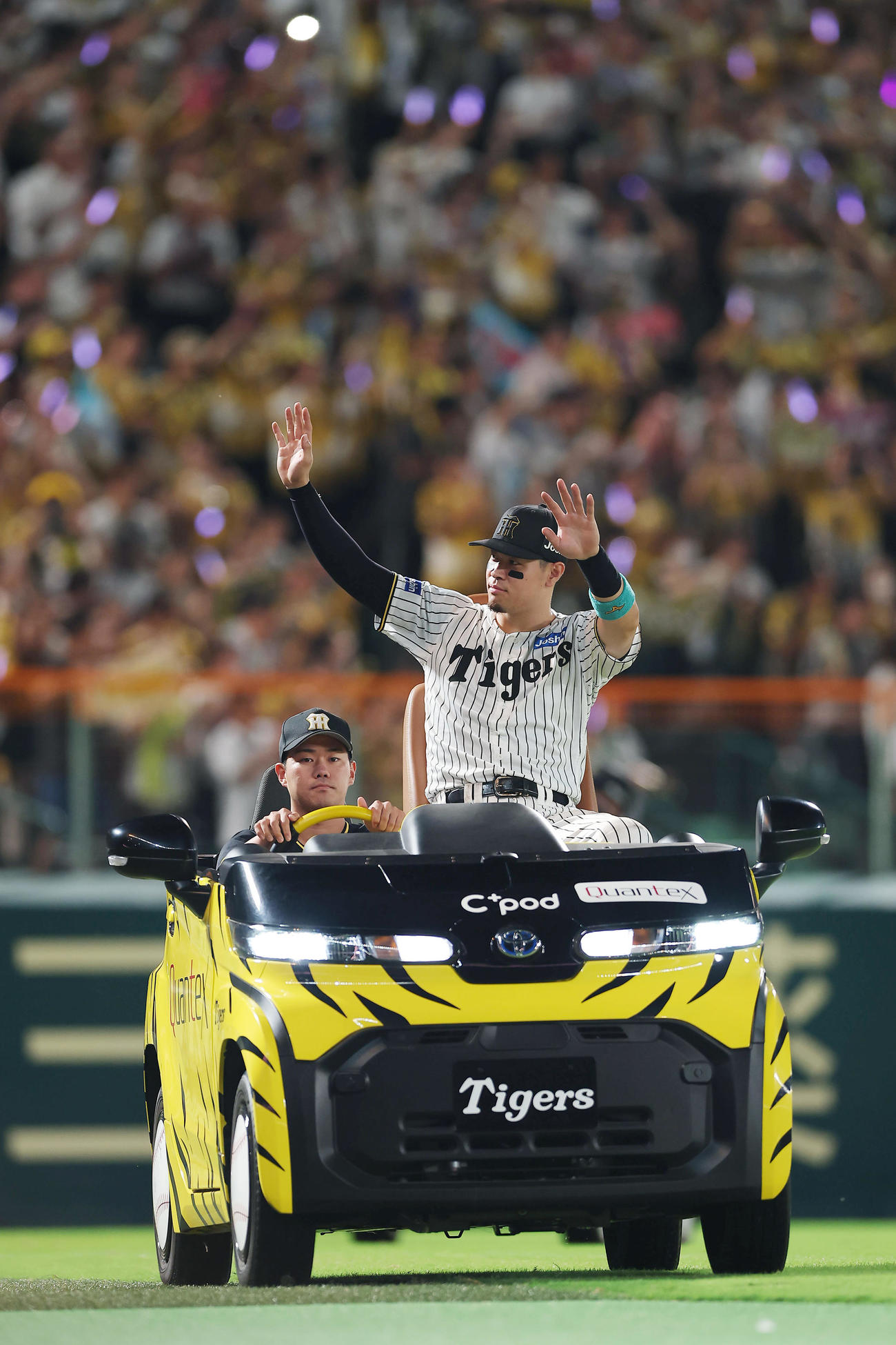 阪神対中日　中日に勝利し、スタンドのファンに手を振る阪神佐藤輝（撮影・前田充）