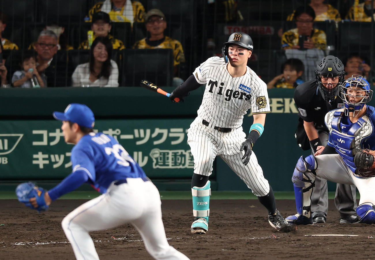 阪神対中日　5回裏阪神無死二塁、佐藤輝は右前適時打を放つ（撮影・上田博志）