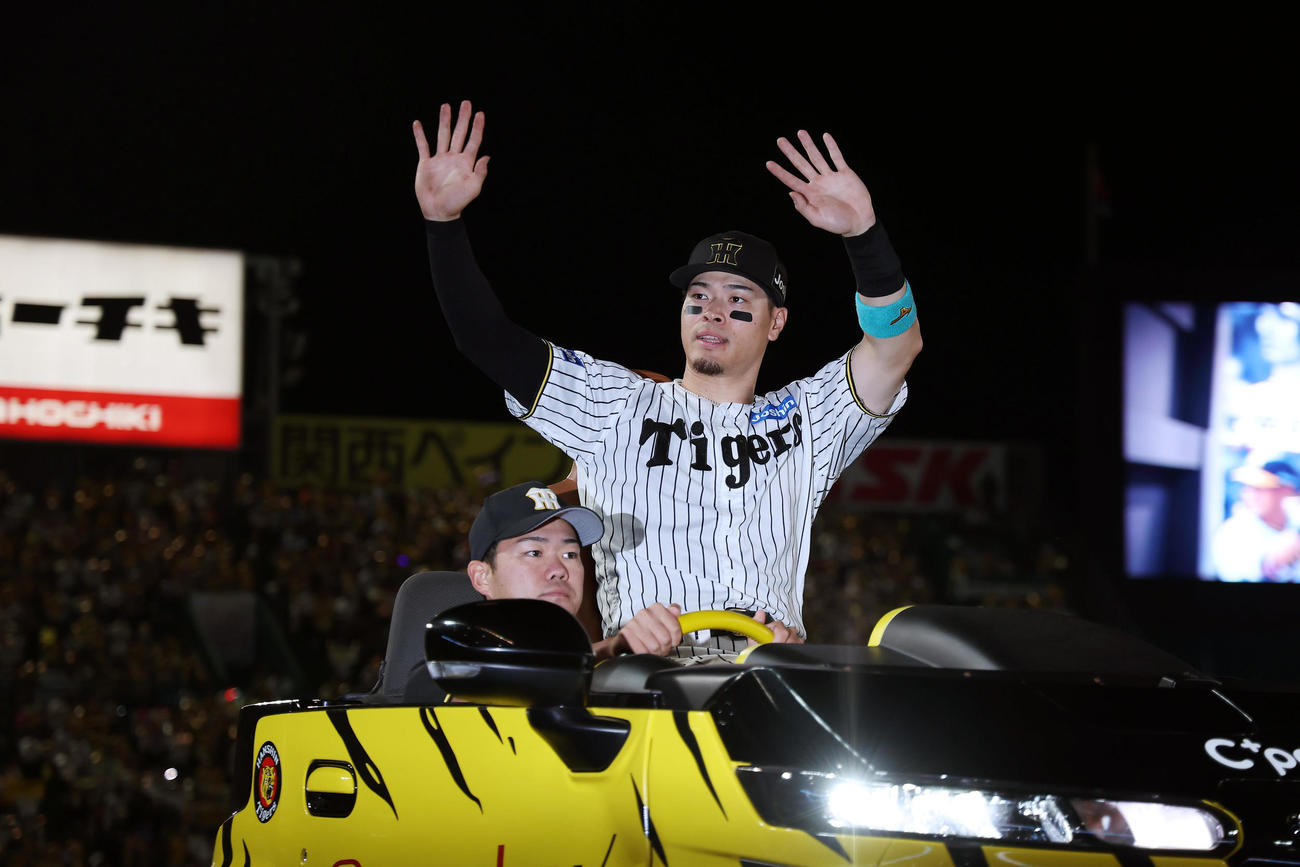 阪神対中日　中日に勝利し、スタンドのファンに手を振る阪神佐藤輝（撮影・前田充）
