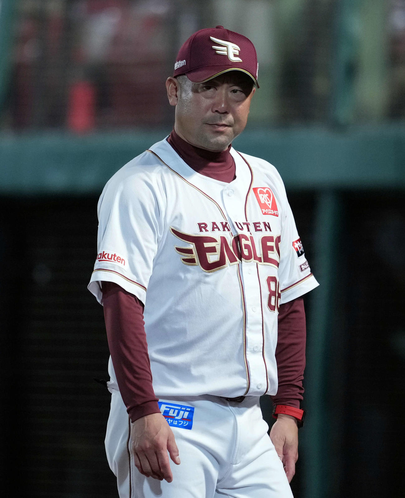 楽天対ソフトバンク　9回表、選手交代を告げベンチに戻る三木監督（撮影・たえ見朱実）