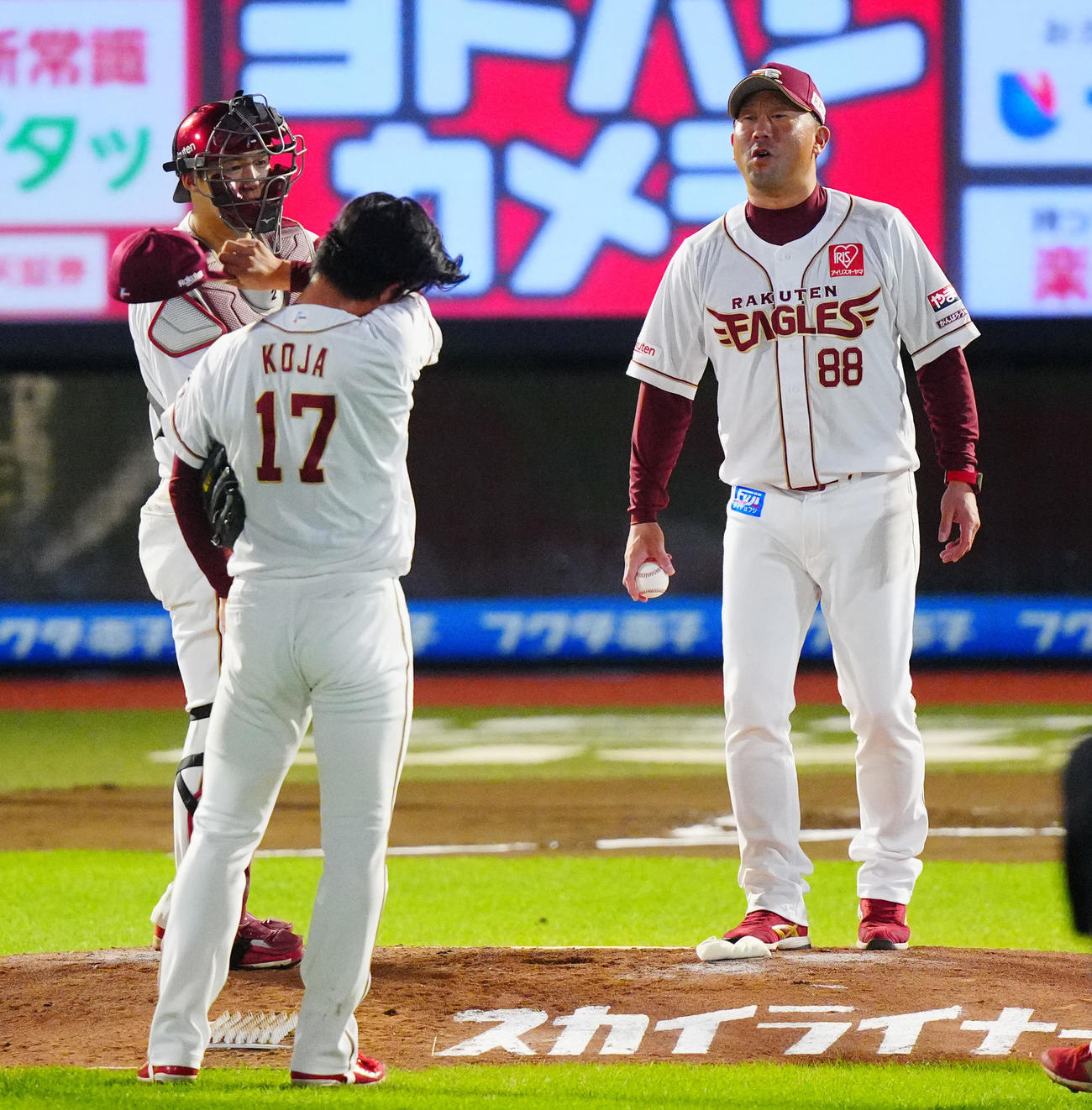 楽天対ソフトバンク　6回表ソフトバンク無死一塁、古謝（17番）の交代を告げる三木監督（撮影・垰建太）