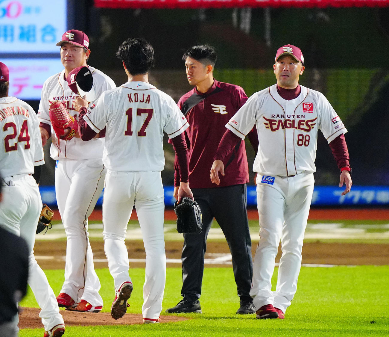 楽天対ソフトバンク　6回表ソフトバンク無死一塁、古謝（17番）の交代を告げる三木監督（右）（撮影・垰建太）