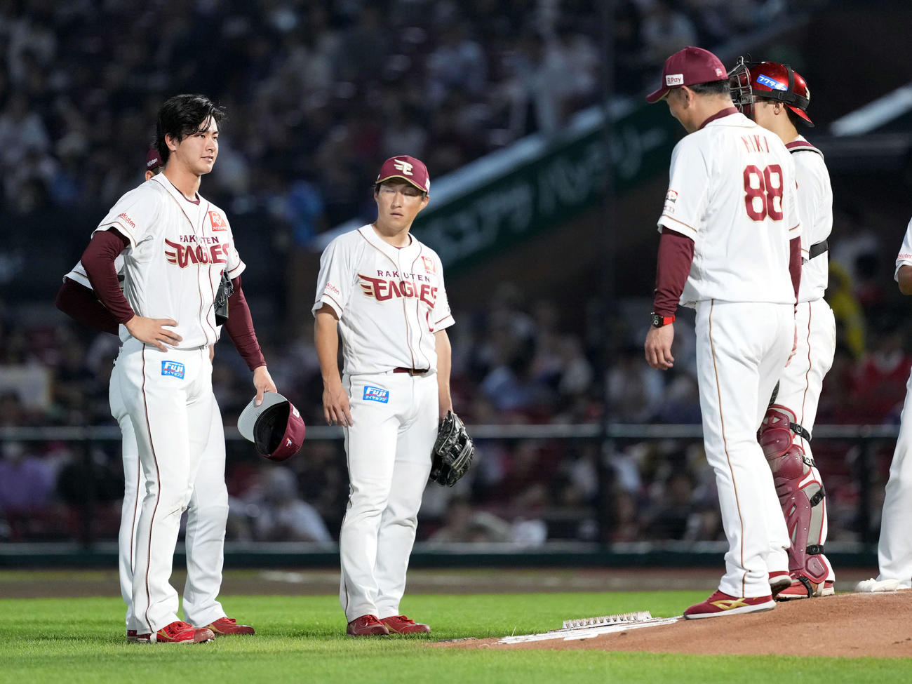 楽天対ソフトバンク　6回途中で三木監督（右から2人目）に交代を告げられる楽天古謝（撮影・たえ見朱実）