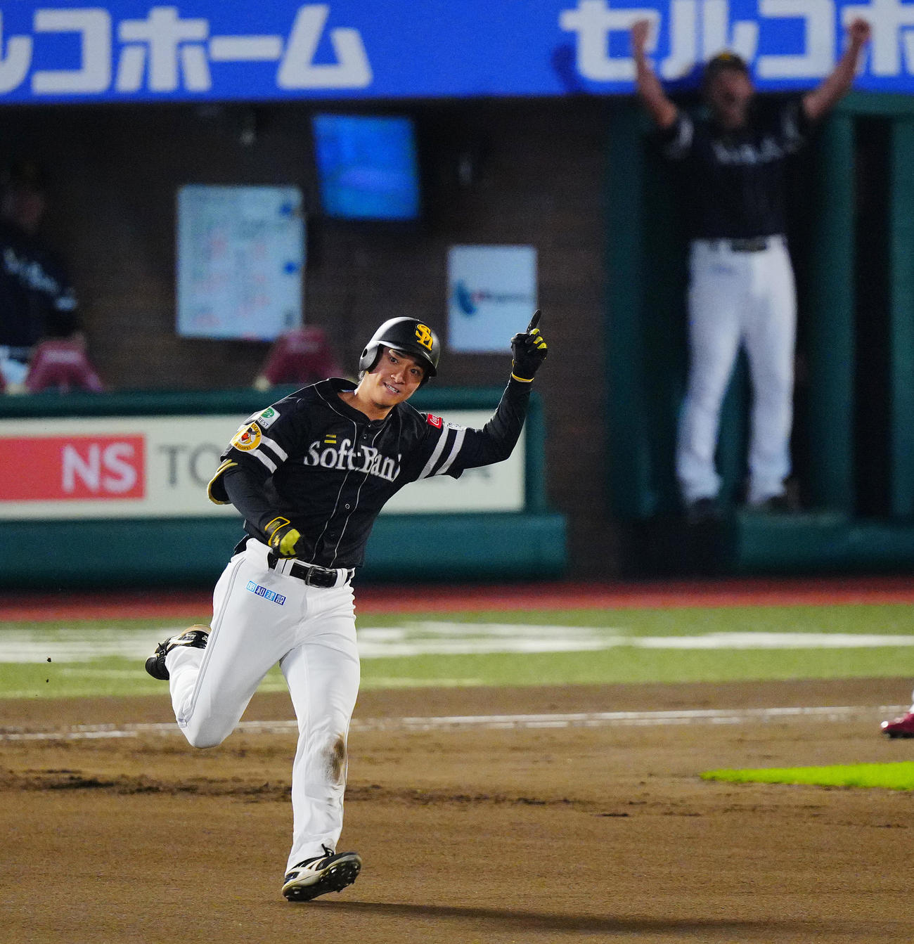 楽天対ソフトバンク　6回表ソフトバンク1死一塁、2点本塁打を放ちポーズを決める柳町（撮影・垰建太）
