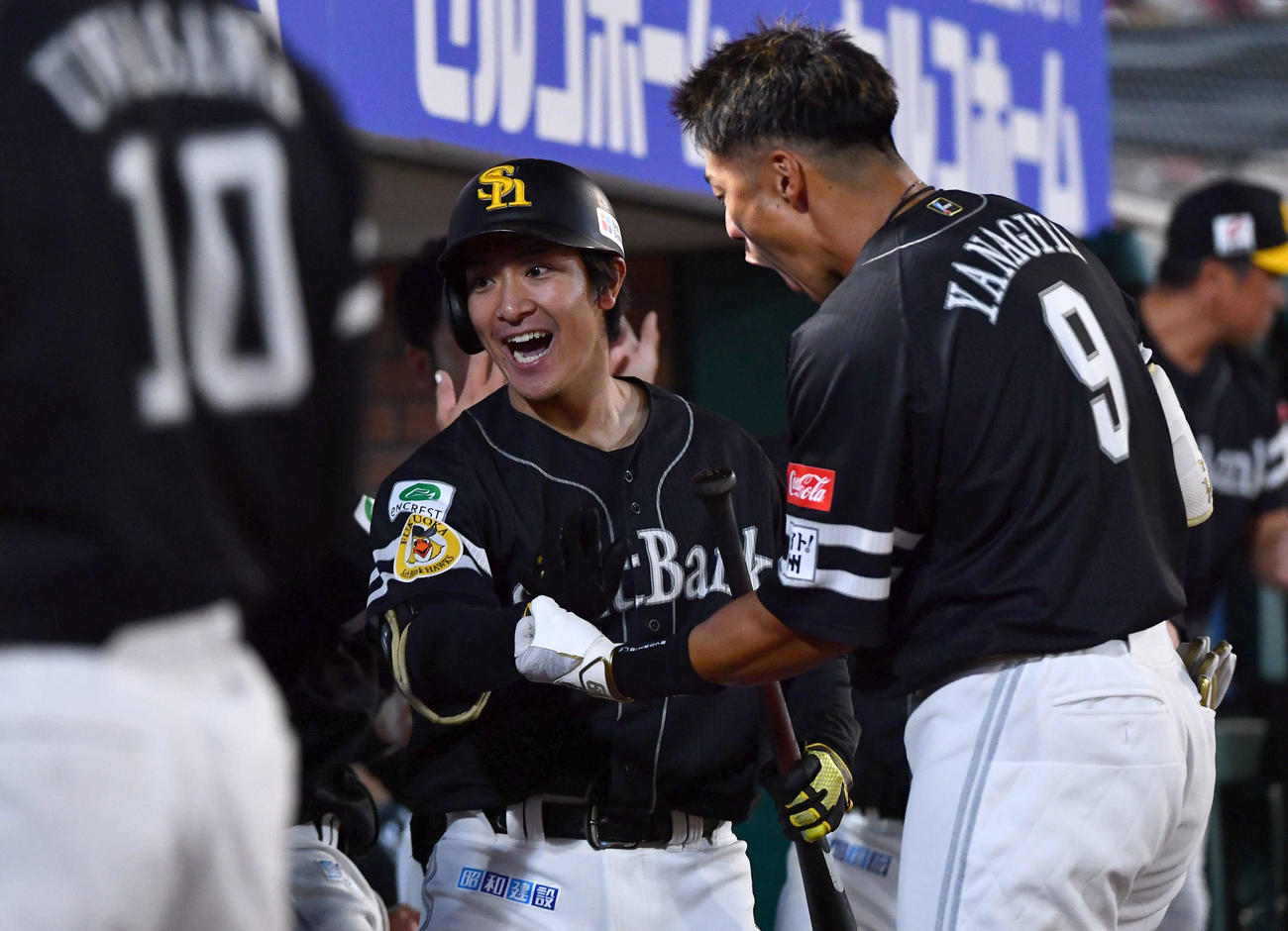 楽天対ソフトバンク　6回表ソフトバンク1死一塁、中越え2点本塁打を放った柳町（左）は柳田らナインとタッチを交わす（撮影・岩下翔太）