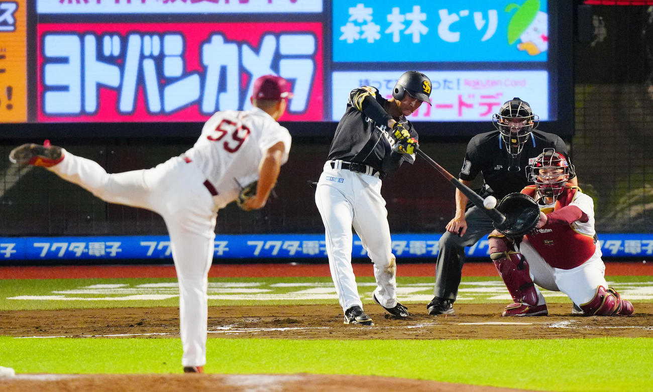 楽天対ソフトバンク　8回表ソフトバンク無死、左前打を放つ柳町。投手泰（撮影・垰建太）