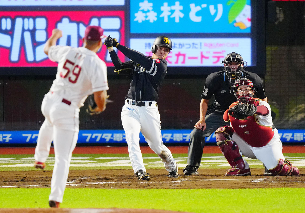 楽天対ソフトバンク　8回表ソフトバンク無死、左前打を放つ柳町。投手泰（撮影・垰建太）