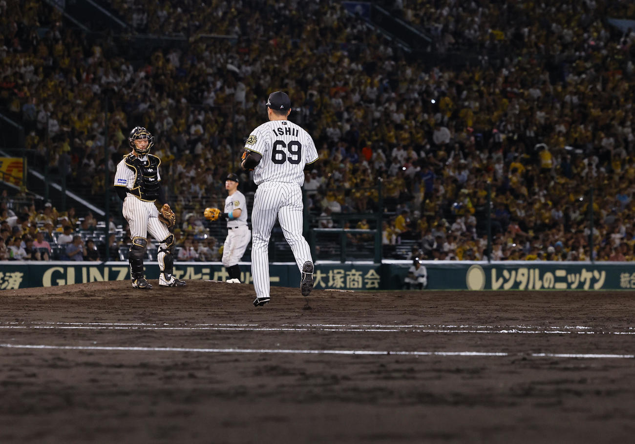 阪神対中日　9回、マウンドへ向かう阪神石井（撮影・藤尾明華）