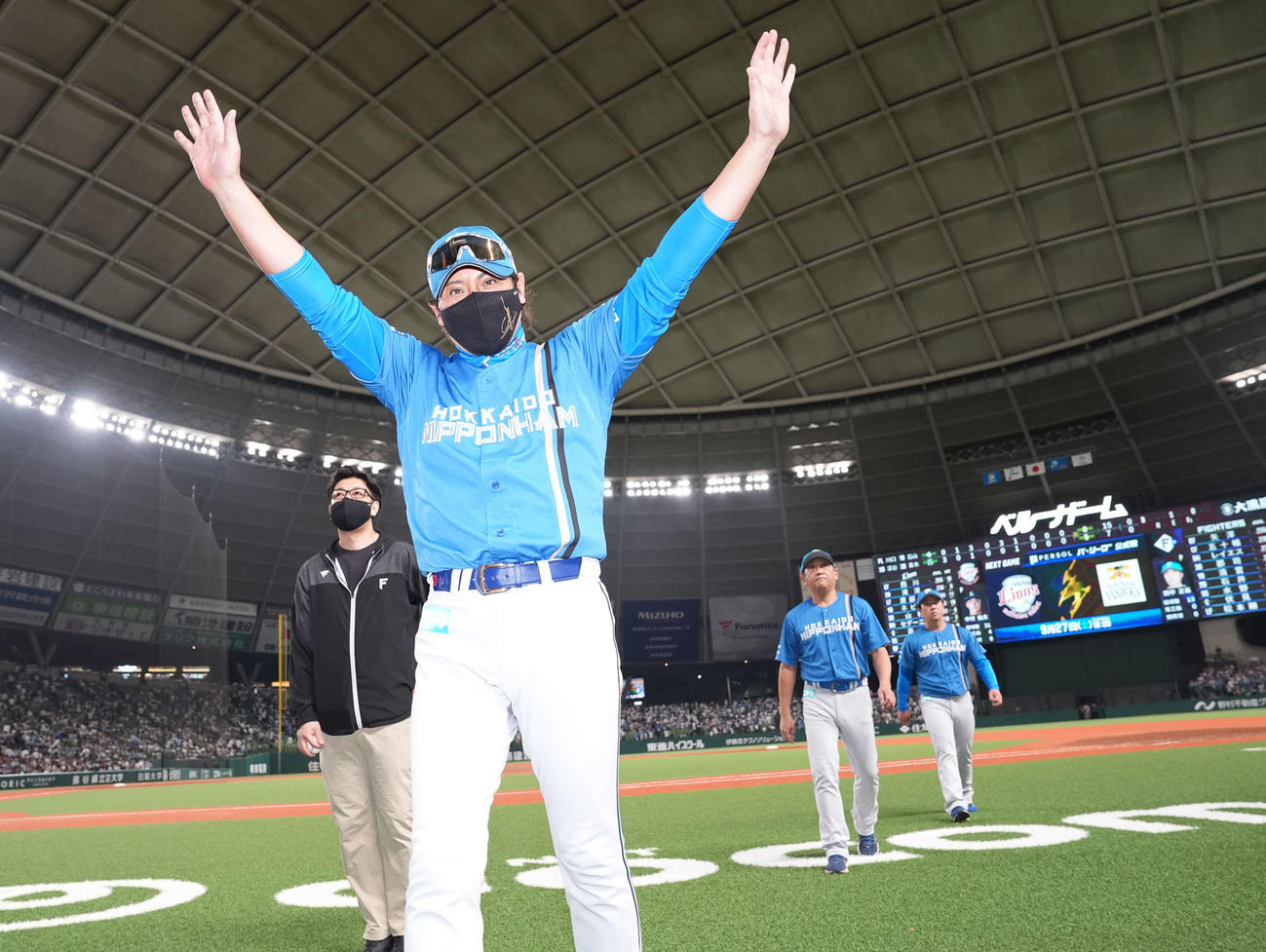 西武対日本ハム　スタンドの声援に応える日本ハム新庄監督（撮影・井上学）