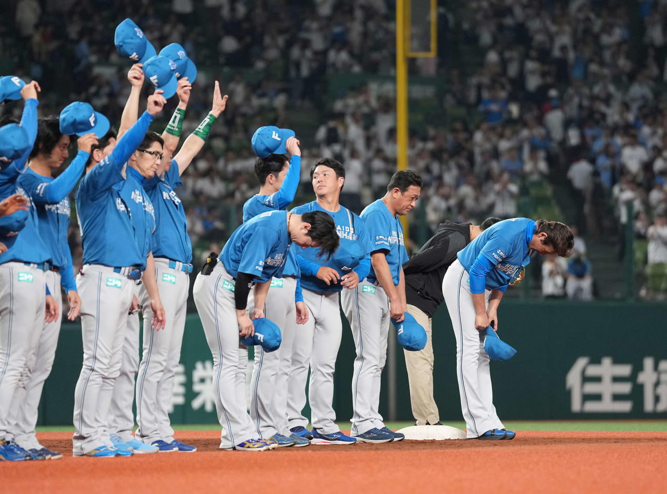 西武対日本ハム　スタンドの声援に応える日本ハム新庄監督（右端）（撮影・井上学）