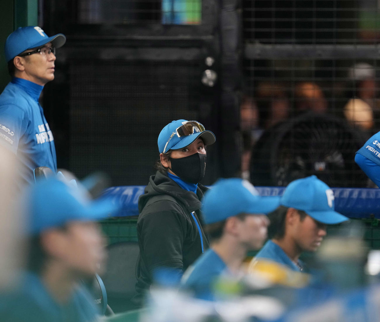 西武対日本ハム　4回、戦況を見つめる日本ハム新庄監督（中央）（撮影・井上学）