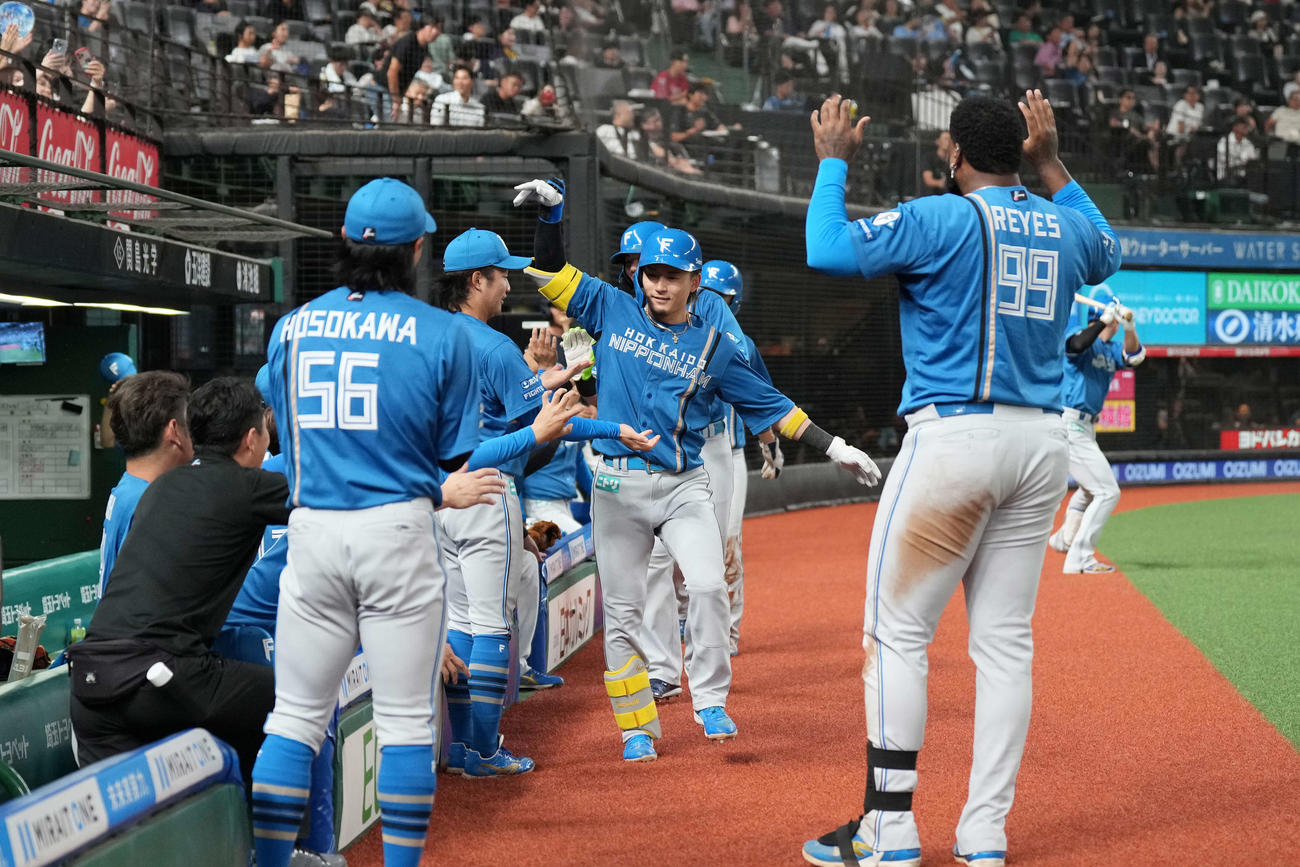 西武対日本ハム　5回表日本ハム1死二、三塁、3点本塁打を放ち生還した水野（中央）（撮影・井上学）