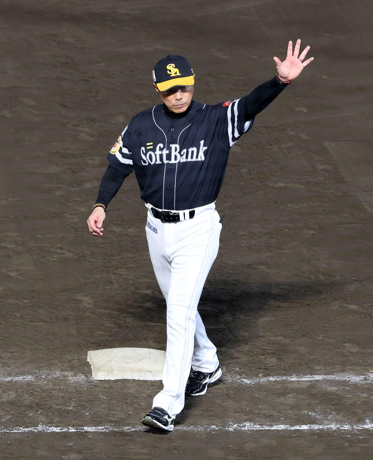 楽天対ソフトバンク　勝利しファンに手を振るソフトバンク小久保監督（撮影・鈴木正人）