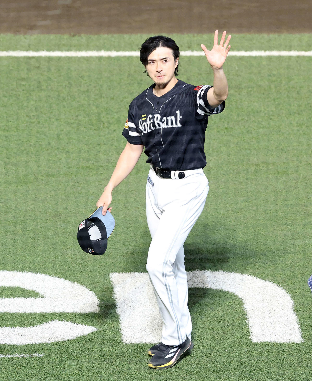 楽天対ソフトバンク　勝利しファンに手を振るソフトバンク上沢（撮影・鈴木正人）